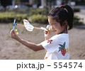 飛行機を飛ばそうと狙いを佐田寝るr女の子