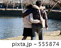 肩を抱き合う