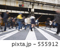 急ぎ足で行き交う