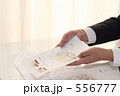 営業マン　建設・住宅　スーツ　手　１