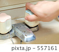 洗面所の蛇口をしめる手