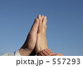 手を合わせるシニア夫婦の手