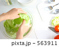 素材ナンバー 563911 : 「キッチン　サラダ料理の家事シーン」