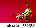 566635