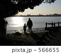 海岸に佇む親子