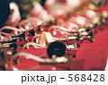 568428