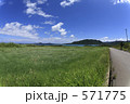 広がる草原の向こうに海がみえる