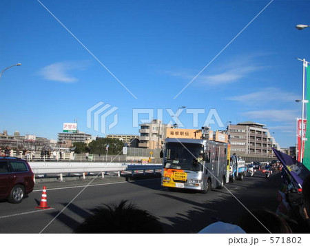 「箱根大学駅伝・六郷大橋を渡る先導車」の写真素材 「箱根大学駅伝・六郷大橋を渡る先導車」の写真素材
