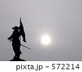 太陽と銅像