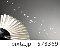 銀の扇と花吹雪
