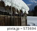 雪が積もった萱の屋根