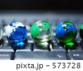 地球儀とノートパソコン（ノートPCと地球儀のビー球）