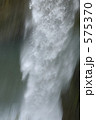575370