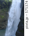 575374