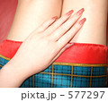 ミニスカートに添えられた女性の手