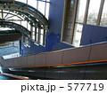 エスカレーターからの駅構内風景。