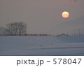 578047