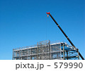 青空と建設中のビル
