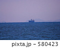 夕暮れの海に貨物船
