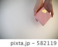 582119