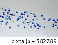 液体中を浮遊する青い微粒子