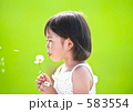 綿毛を吹く少女
