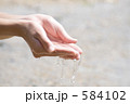 水をすくう手