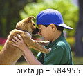 鼻をなめる仔犬