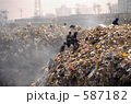 中国で撮ったゴミの山を掘って物を探している農民たち