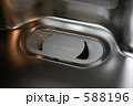 588196