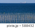 沖を行く貨物船と海苔養殖