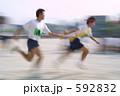 592832