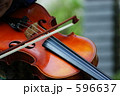 596637