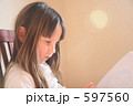 597560