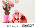 ピンクのプレゼントとカーネーションの花束