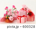 ピンクのプレゼントとカーネーションの花束