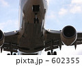 襲ってくる旅客機