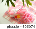 ピンクのランチボックスと桜　花見・遠足