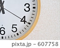607758