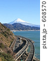 608570