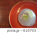 610703
