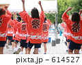 ハッピを着て踊る小学生　後ろ姿