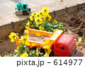 花壇にあるおもちゃの重機