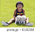 子供と二匹の白い子犬