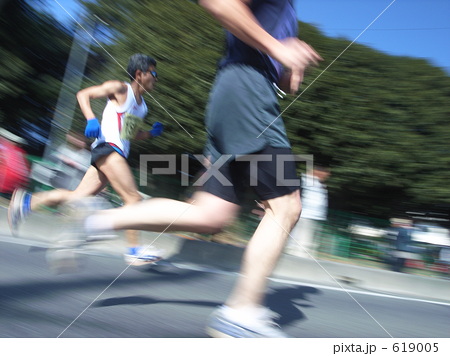 ゴール手前渾身のラストスパート マラソン ゴール手前渾身のラストスパート マラソン