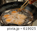 コロッケ揚げる