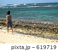 砂浜を歩く女性
