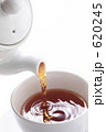 注ぐ紅茶