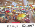 スーパーマーケットの店内