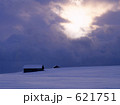 621751